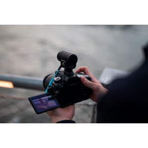 Compact, super-cardioid on-camera microphone