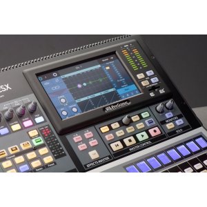 Compact 32-channel/22-bus digital console/recorder