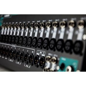 Portable 18 in / 14 out Digital Mixer